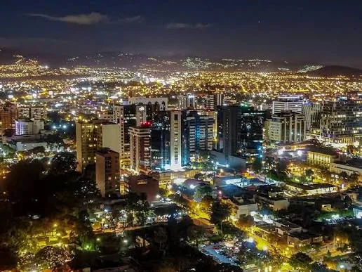 Vivir en Zona 10, Guatemala: Guía Completa 2026 para Comprar, Rentar e Invertir